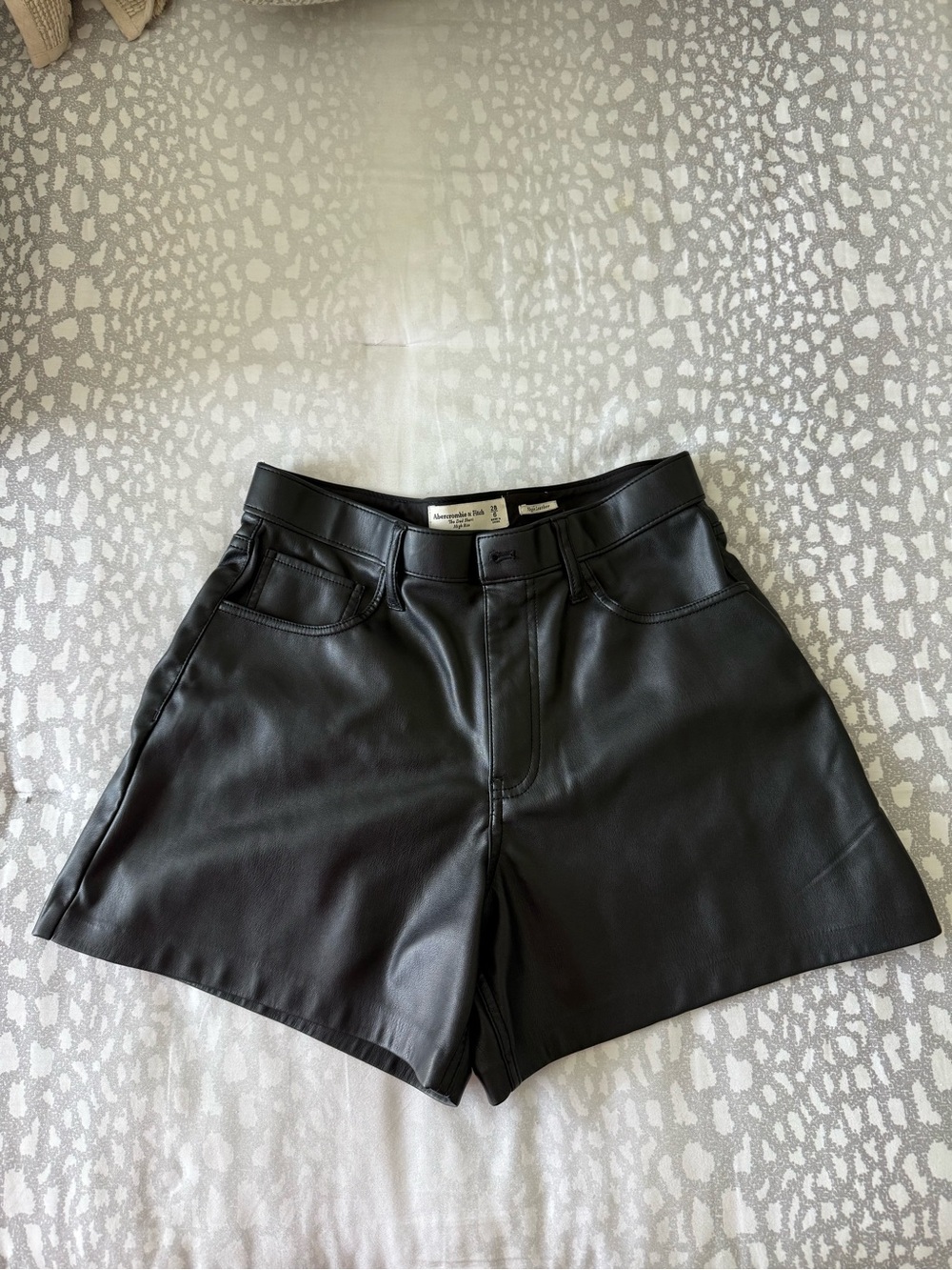 Abercrombie & Fitch Black Faux Leather Dad Short. Size 6.